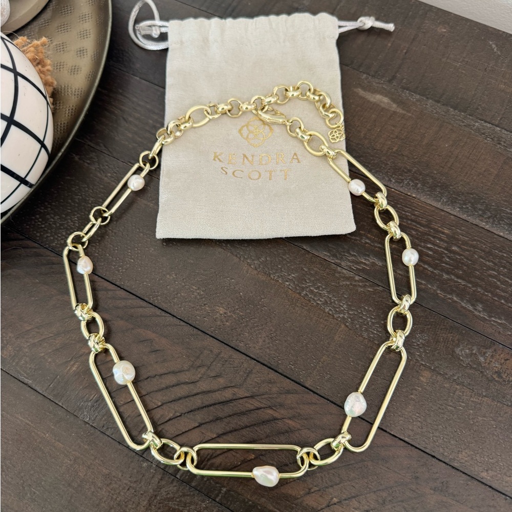 EUC Kendra Scott Lindsay Gold Tone Paperclip Chain Necklace White Pearl 20"